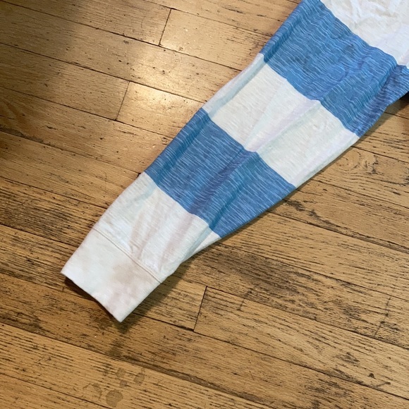 Kangaroo pocket hooded longsleeve shirt. - Picture 3 of 8